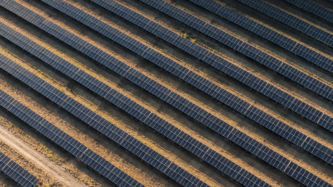 Vista cenital de hileras de paneles solares